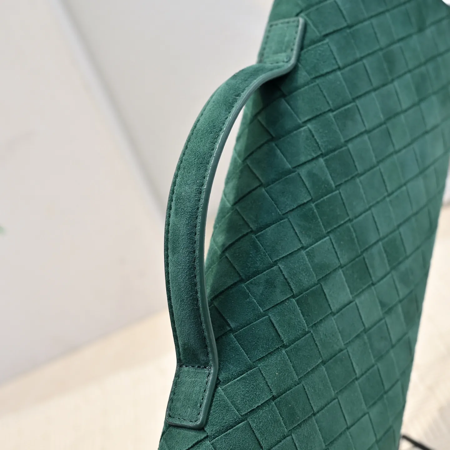 Batch 1360 #Bv Clutch long clutch bag equipped with handles, the design of the clutch bag reflects the exquisite and high-end taste ~ using exquisite craftsmanship intreccio woven suede, it can be held in the hand, carried by hand or under the arm. The metal knot embellishment exudes temperament and nobility ~ , equipped with a zipper compartment inside, it is a good companion for your daily life🧑‍❤️‍💋‍🧑, whether you are walking on the red carpet or attending a dinner, it will add a unique charm to you💞 Model: 1511 Size: 31x13x3